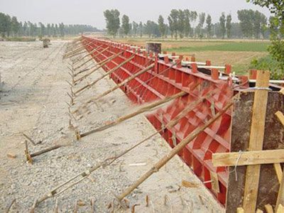 中交一公局三公司濟祁高速公路護(hù)欄模板施工中